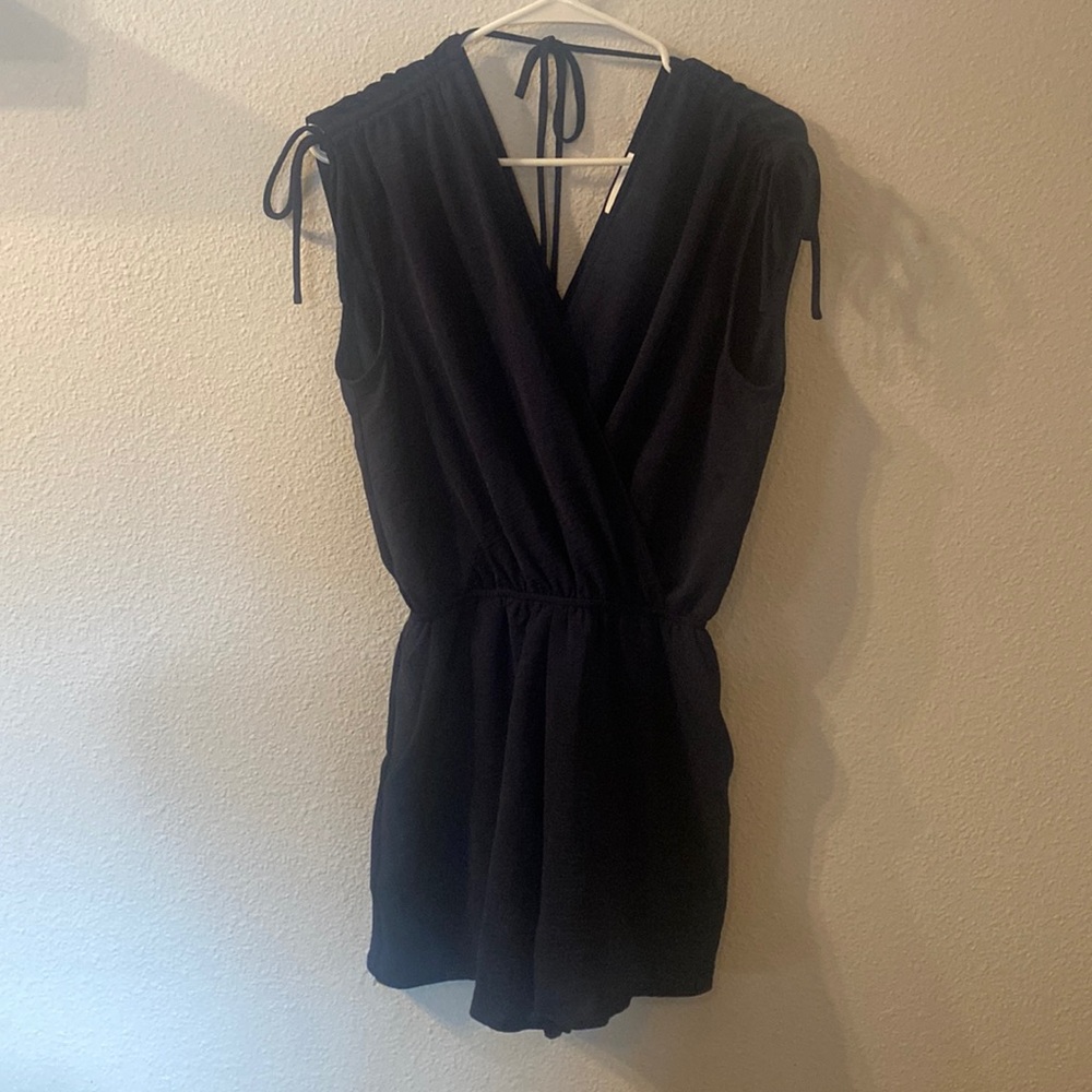 NWT Gilli deep vneck romper size small